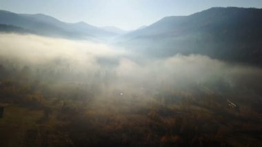 Bir sabah sis ile Dağları, alanının havadan görünümü