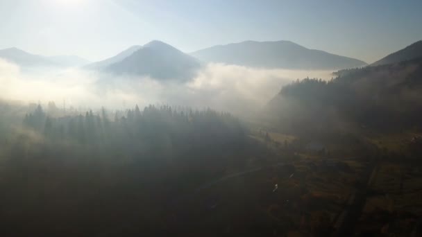 Flygfoto Över Fältet Berg Med Morgondimma — Stockvideo