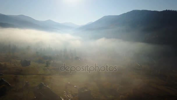 Veduta Aerea Del Campo Montagna Con Nebbia Mattutina — Video Stock