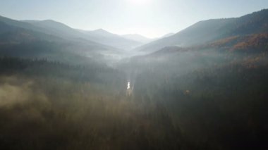 Bir sabah sis ile Dağları, alanının havadan görünümü