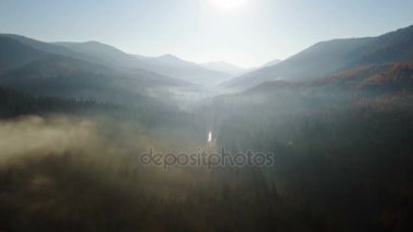 Bir sabah sis ile Dağları, alanının havadan görünümü