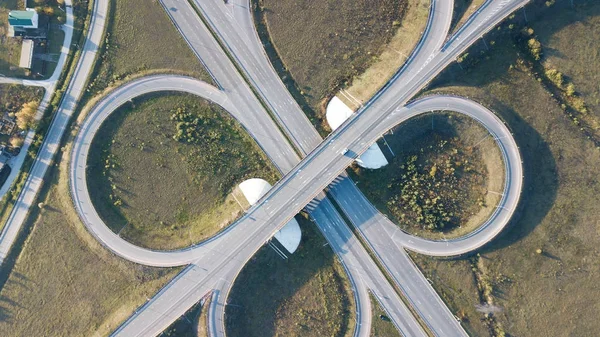 Aerial shot of highway junction with cars top view in the form of a sign of infinity — Stock Photo, Image