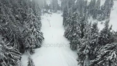 Snowboard için bir asansör ile dağın zirvesine tırmanıyor