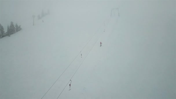 Snowboarder Sube Cima Montaña Con Ascensor — Vídeos de Stock