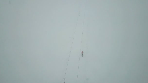 Сноубордист Поднимается Вершину Горы Лифтом — стоковое видео