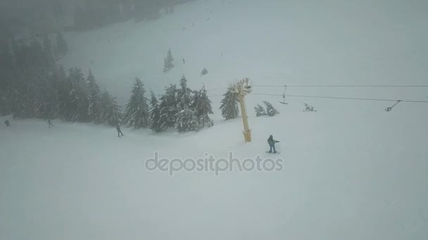 Snowboardåkare Klättrar Till Toppen Berget Med Hiss — Stockvideo