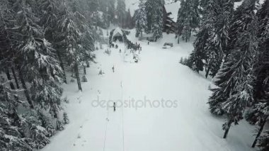 Snowboard için bir asansör ile dağın zirvesine tırmanıyor