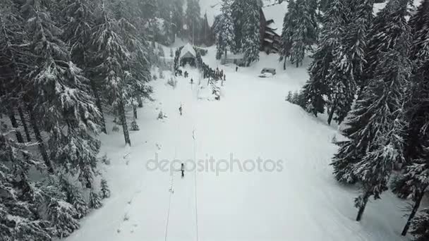 Snowboarder Ανεβαίνει Στην Κορυφή Του Βουνού Ανελκυστήρα — Αρχείο Βίντεο