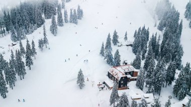 Kayakçı ve snowboard Kayak merkezinde düşürdüğü için eğim