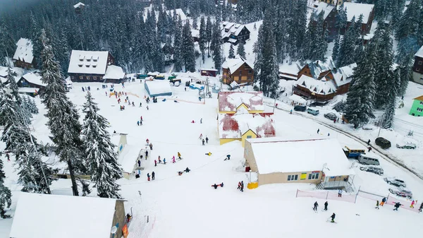 Station de ski enneigée en montagne avec arbres de Noël — Photo