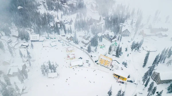 Schneebedecktes Skigebiet in den Bergen mit Weihnachtsbäumen — Stockfoto