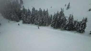 Snowboard için bir asansör ile dağın zirvesine tırmanıyor