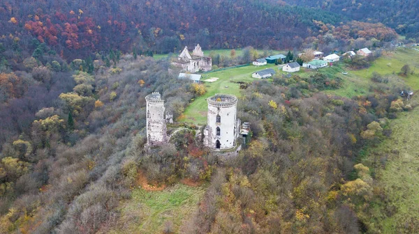 Luchtfoto op vernietigd towers van het kasteel op de heuvel — Stockfoto