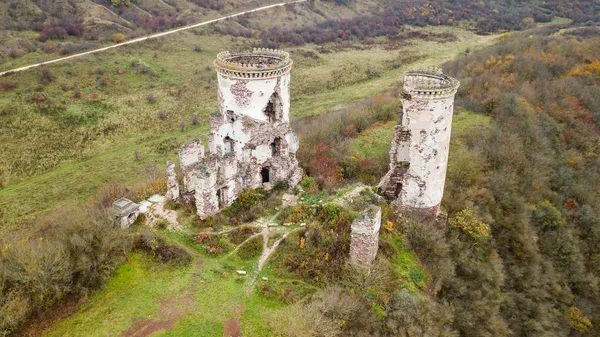 Vista aérea de las torres destruidas del castillo en la colina —  Fotos de Stock