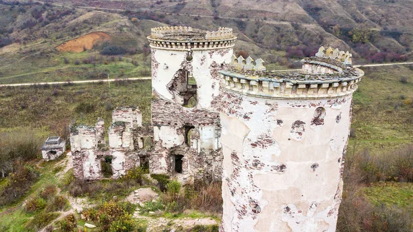 Tepedeki kalenin yıkılan kule üzerinde havadan görünümü — Stok fotoğraf