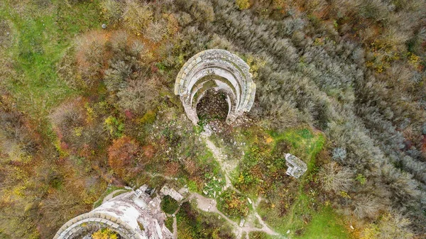 Vista aérea de la torre destruida del castillo en la colina, vista superior — Foto de Stock