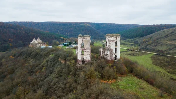 Tepedeki kalenin yıkılan kule üzerinde havadan görünümü — Stok fotoğraf