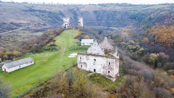 Veduta aerea sulla chiesa distrutta sulla collina — Foto Stock