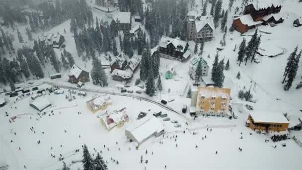 Estância Esqui Coberta Neve Nas Montanhas Com Árvores Natal — Vídeo de Stock