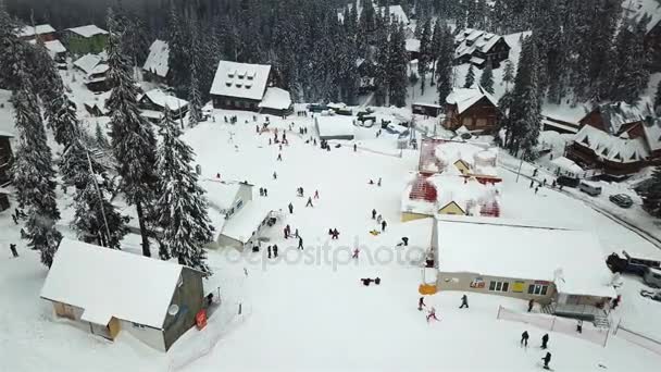 Estância Esqui Coberta Neve Nas Montanhas Com Árvores Natal — Vídeo de Stock