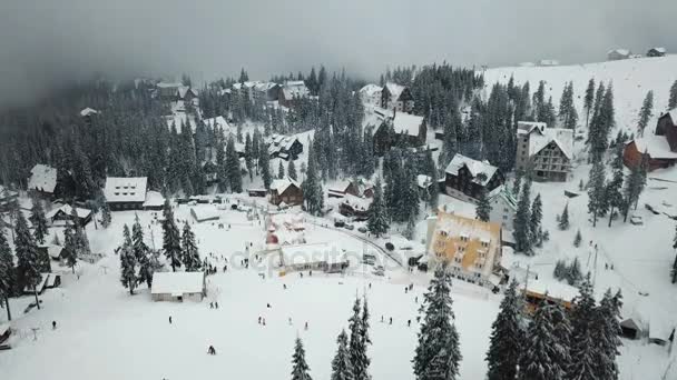 クリスマス ツリーと山脈の雪に覆われたスキー リゾート — ストック動画
