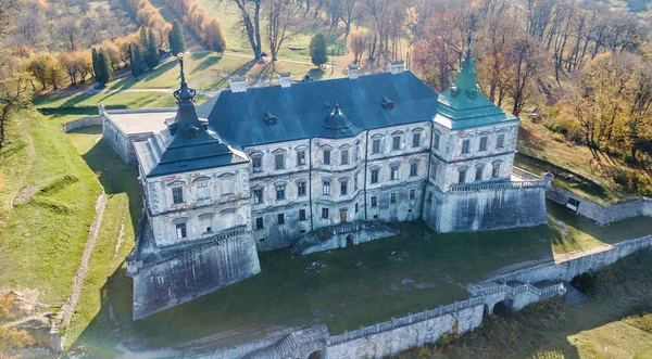 Vista aérea de la histórica finca en Ucrania. Podgoretskiy castillo, Renacimiento — Foto de Stock