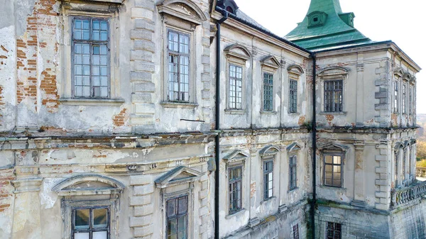 Окна в историческом каменном здании. Подгорецкий замок, Возрождение — стоковое фото
