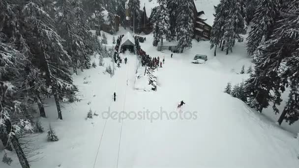 Χιονοδρομικό Κέντρο Καλυμμένα Χιόνι Στα Βουνά Χριστουγεννιάτικα Δέντρα — Αρχείο Βίντεο
