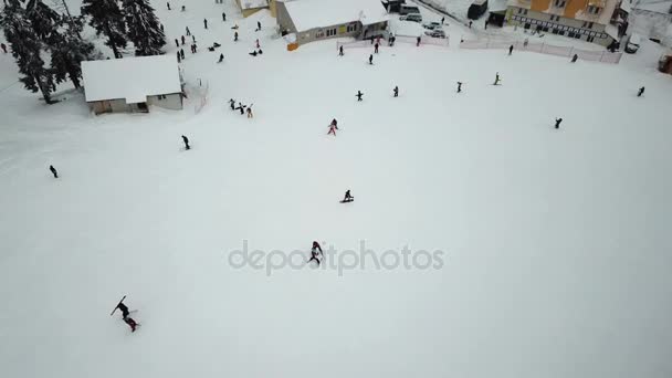 山上白雪覆盖的滑雪胜地与圣诞树 — 图库视频影像