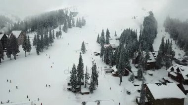 Noel ağaçları ile dağlarda kar kayak merkezi