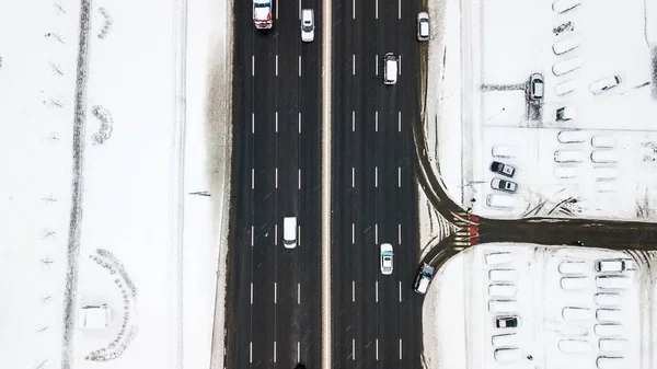 Luchtfoto sneeuw bedekte weg met de auto in de winter — Stockfoto