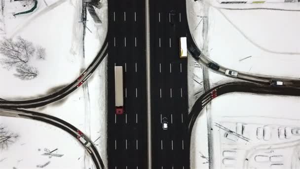 冬季用汽车鸟瞰积雪的道路 — 图库视频影像