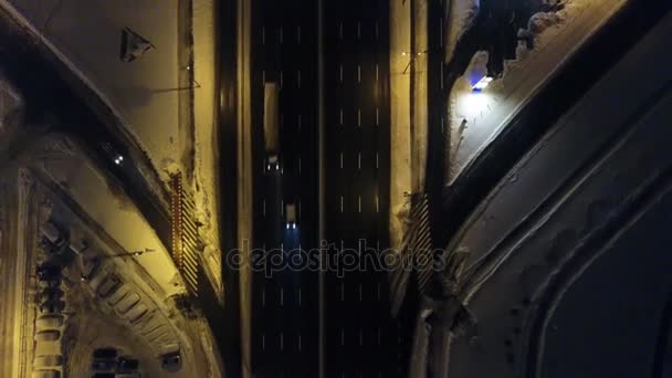 Vista Aérea Carretera Cubierta Nieve Con Coches Invierno Por Noche — Vídeo de stock