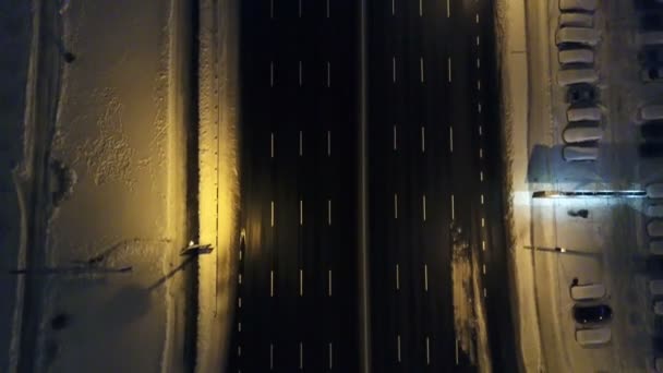 Vista Aerea Strada Innevata Con Auto Inverno Notte — Video Stock