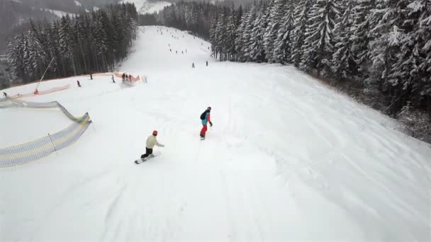 Joven Está Montando Una Tabla Snowboard Por Ladera Alpina — Vídeos de Stock