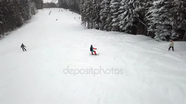 Joven Está Montando Una Tabla Snowboard Por Ladera Alpina — Vídeos de Stock