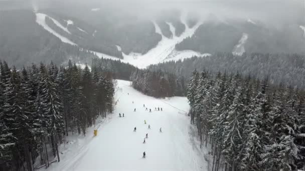 Een Jonge Kerel Een Snowboard Van Alpine Helling Rijden — Stockvideo