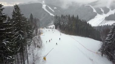 Genç bir adam Alpin yamaç aşağı bir snowboard binme