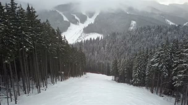 Jovem Está Montando Snowboard Encosta Alpina — Vídeo de Stock