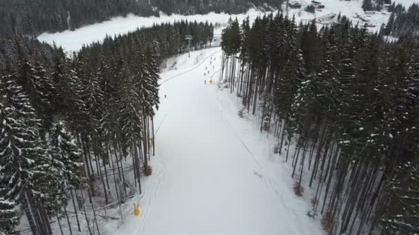 滑雪场中降低滑雪者和滑雪的斜坡 — 图库视频影像