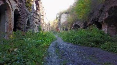 Pencere ve kapı ile eski bir kale duvarı havadan görünümü