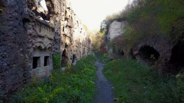 Pencere ve kapı ile eski bir kale duvarı havadan görünümü