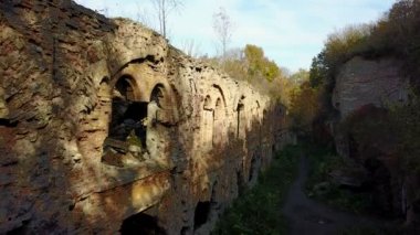 Pencere ve kapı ile eski bir kale duvarı havadan görünümü