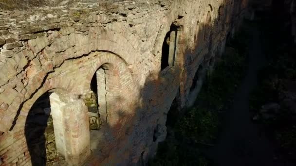 窓やドアの古い要塞の壁の空撮 — ストック動画