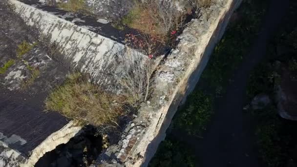 Luftaufnahme Der Mauer Einer Alten Festung Mit Fenstern Und Türen — Stockvideo