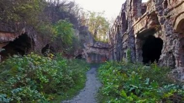 Pencere ve kapı ile eski bir kale duvarı havadan görünümü