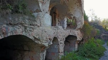 Pencere ve kapı ile eski bir kale duvarı havadan görünümü