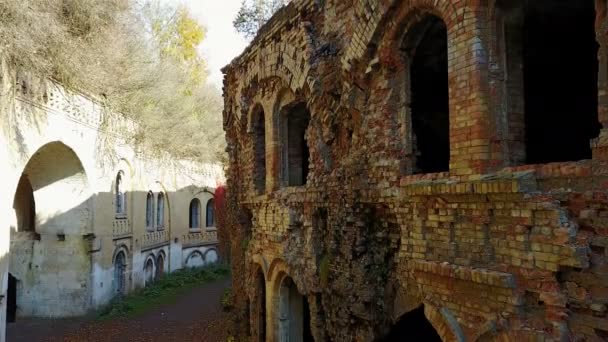 Vista Aérea Muralla Una Antigua Fortaleza Con Ventanas Puertas — Vídeo de stock