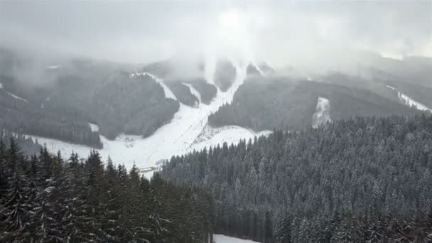 Estación Esquí Cubierta Nieve Las Montañas Con Árboles Navidad — Vídeos de Stock