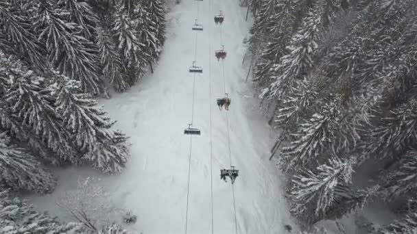 Ανελκυστήρας Ανυψώνει Σκιέρ Και Snowboarders Για Ένα Χρόνο Στο Χιονοδρομικό — Αρχείο Βίντεο